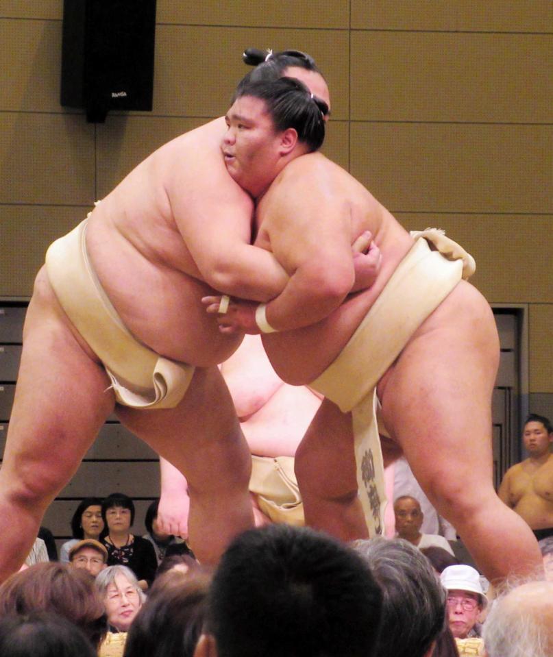 　稀勢の里（左）と連日稽古を行った御嶽海