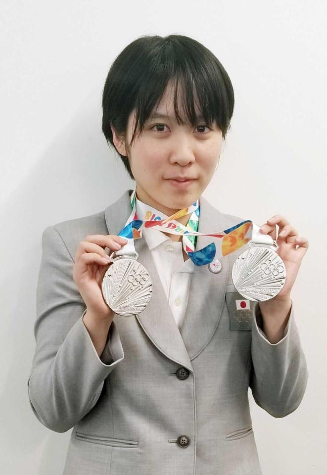 　ユース五輪で獲得した２つの銀メダルを掲げる平野美宇