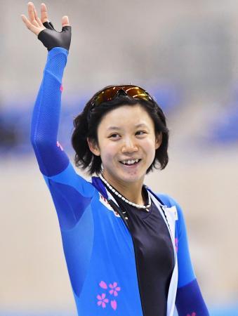 　女子１０００メートルで優勝し、笑顔で手を振る高木美帆＝エムウエーブ