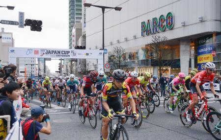 宇都宮の大通りで自転車レース 迫力の走りに声援