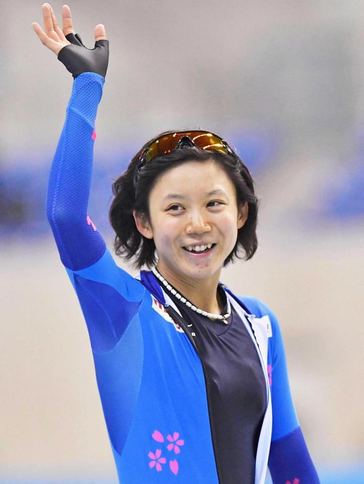 　女子１０００メートルで優勝し、笑顔で手を振る高木美帆