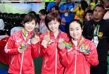 　銅メダルを披露する（左から）福原愛、石川佳純、伊藤美誠＝１６年８月