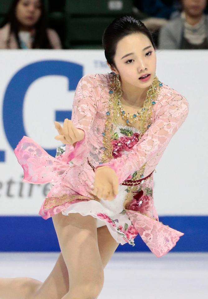 女子で８位に終わった本田真凜のフリーの演技＝エバレット（共同）