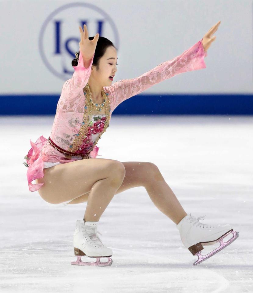 　女子フリーで、ジャンプの着氷でバランスを崩す本田真凜（共同）