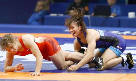 　女子５９キロ級準決勝でロシア選手（左）を破り、決勝進出を決めた川井梨紗子（共同）