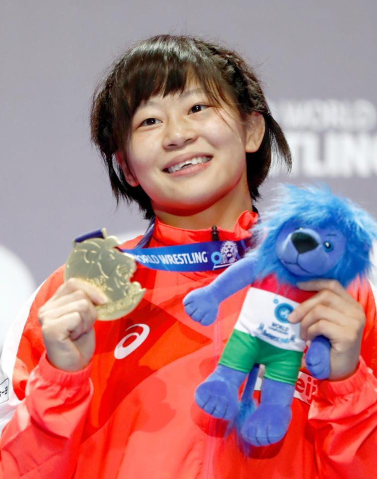 女子55キロ級で優勝し、表彰式でメダルを手にする向田真優＝ブダペスト（共同）