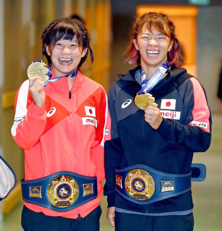 　金メダルを手に笑顔を見せる女子５５キロ級の向田真優（左）と女子５９キロ級の川井梨紗子（共同）