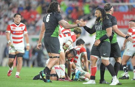 　世界選抜に敗れ、肩を落とす日本代表・ツイ（中央）ら日本代表フィフティーン（撮影・北村雅宏）