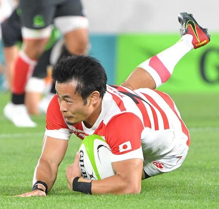 　前半、華麗なステップで相手を抜き去り、トライを奪う日本代表・福岡（撮影・北村雅宏）