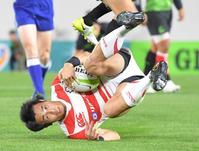 　前半、華麗なステップで相手を抜き去り、トライを奪う日本代表・福岡（撮影・北村雅宏）