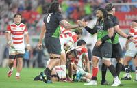 　世界選抜に敗れ、肩を落とす日本代表・ツイ（中央）ら日本代表フィフティーン（撮影・北村雅宏）