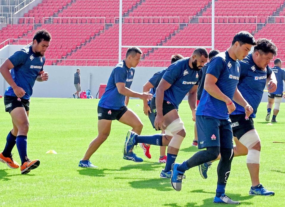 　３年ぶりに日本代表に復帰し、練習する山下（右端）