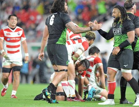 　世界選抜に敗れ、肩を落とす日本代表・ツイ　ヘンドリック（中央）ら日本代表フィフティーン