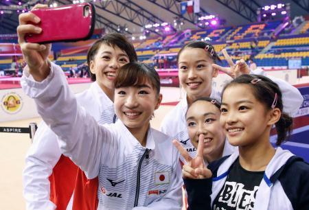 　女子予選のすべての演技を終え、記念写真を撮る（左から）村上茉愛、寺本明日香ら日本チーム＝ドーハ（共同）