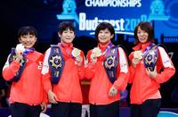 　レスリング世界選手権で優勝し、メダルを手に笑顔の（左から）５０キロ級須崎優衣、５３キロ級奥野春菜、５５キロ級向田真優、５９キロ級川井梨紗子