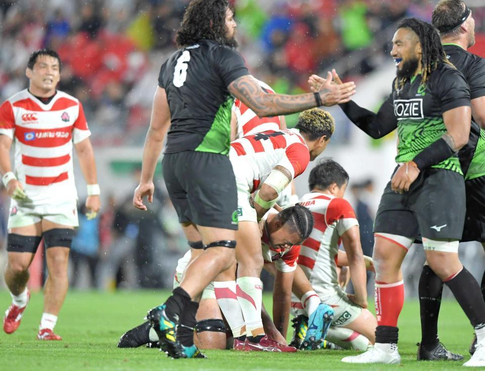 　世界選抜に敗れ、肩を落とす日本代表・ツイ　ヘンドリック（中央）ら日本代表フィフティーン