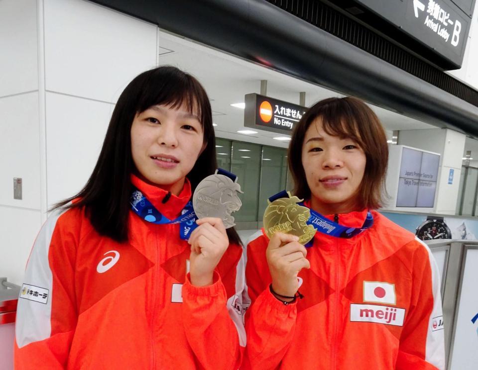 世界選手権から帰国した川井友香子（左）と川井梨紗子＝成田空港