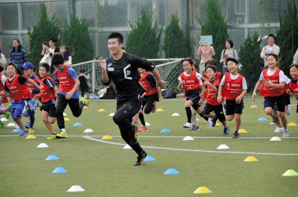 陸上教室で子供たちをぶっちぎる桐生祥秀＝東洋大総合スポーツセンター