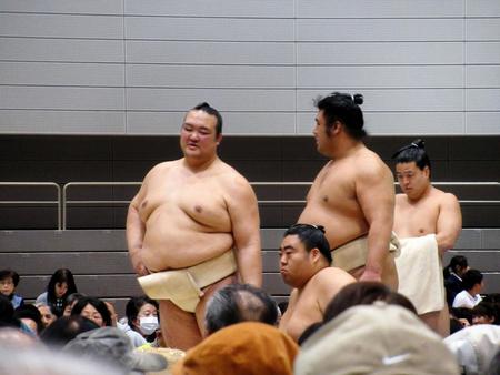 稽古中、栃煌山（右）と話す稀勢の里