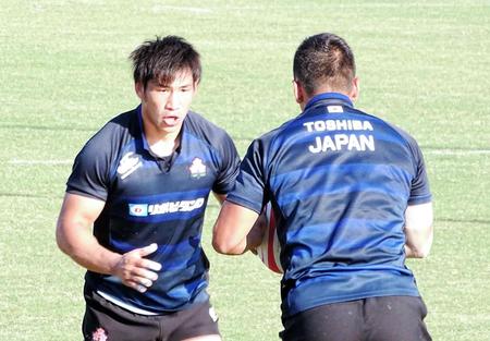 ラグビー日本代表の全体練習後、タックルの練習を行う中村（左）
