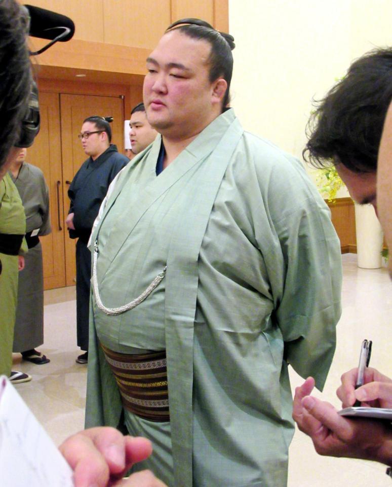 激励会前に取材に応じる稀勢の里