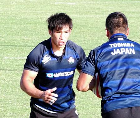 　ラグビー日本代表の全体練習後、タックルの練習を行う中村（左）