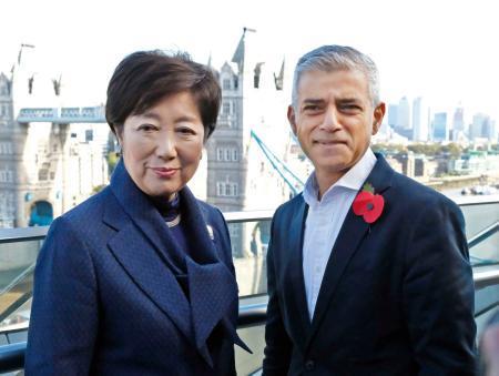 　ロンドン市庁舎で会談したカーン市長（右）と東京都の小池百合子知事＝３１日（共同）