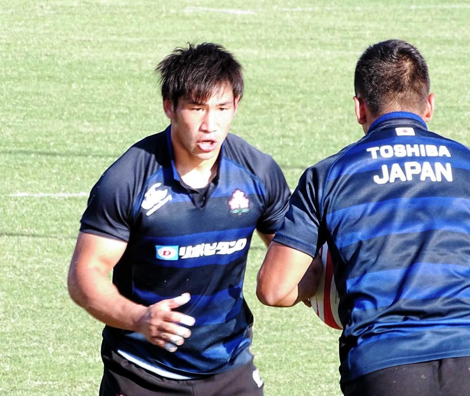 　ラグビー日本代表の全体練習後、タックルの練習を行う中村（左）