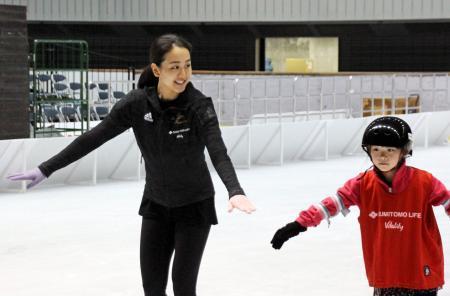 　初心者向けのスケート教室で小学生らに指導する浅田真央さん＝１日、広島市