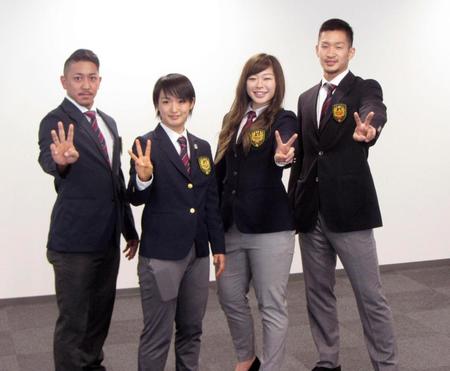 空手の世界選手権への出発前に、報道陣の求めに応じてポーズを取る（左から）３連覇が懸かる喜友名と清水、２連覇が懸かる植草と荒賀＝１日午後、羽田空港