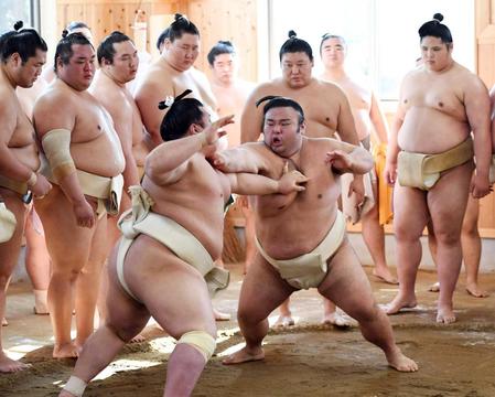 二所ノ関一門の連合稽古に臨む貴景勝（手前右）