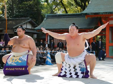　福岡市博多区の住吉神社で土俵入りを奉納する白鵬。左は魁聖＝２日