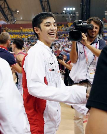 世界体操の床運動で白井は銀 4度目の優勝ならず、萱は8位