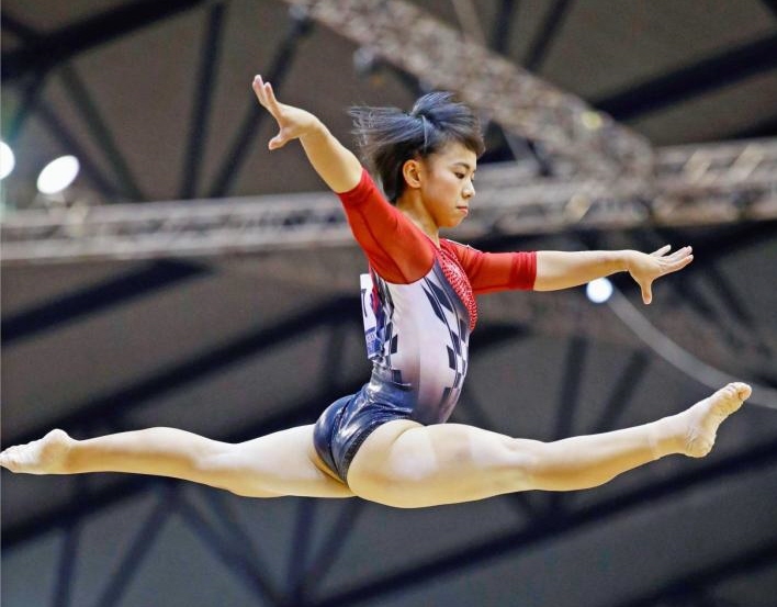 決勝の平均台に挑む村上茉愛（共同）