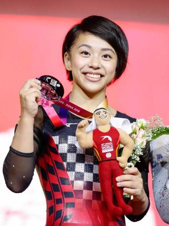 　世界体操の女子個人総合で銀メダルを獲得し、表彰式で笑顔の村上茉愛（共同）