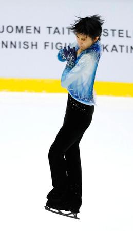 演技する羽生結弦＝ヘルシンキ（共同）