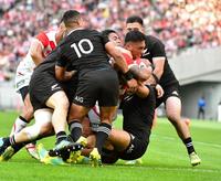 後半、ＣＴＢラファエレ・ティモシーがオールブラックスのディフェンスを突破し、強引にトライを決める＝味の素スタジアム（撮影・出月俊成）