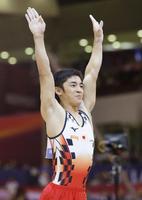 　跳馬の２回目で着地を決め笑顔の白井健三＝ドーハ（共同）