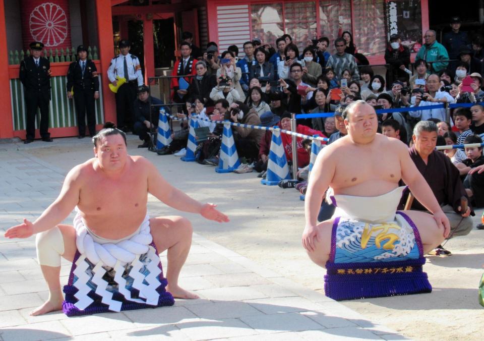 手術明けの左足を痛々そうに土俵入りした白鵬（左）。右は露払いの宝富士