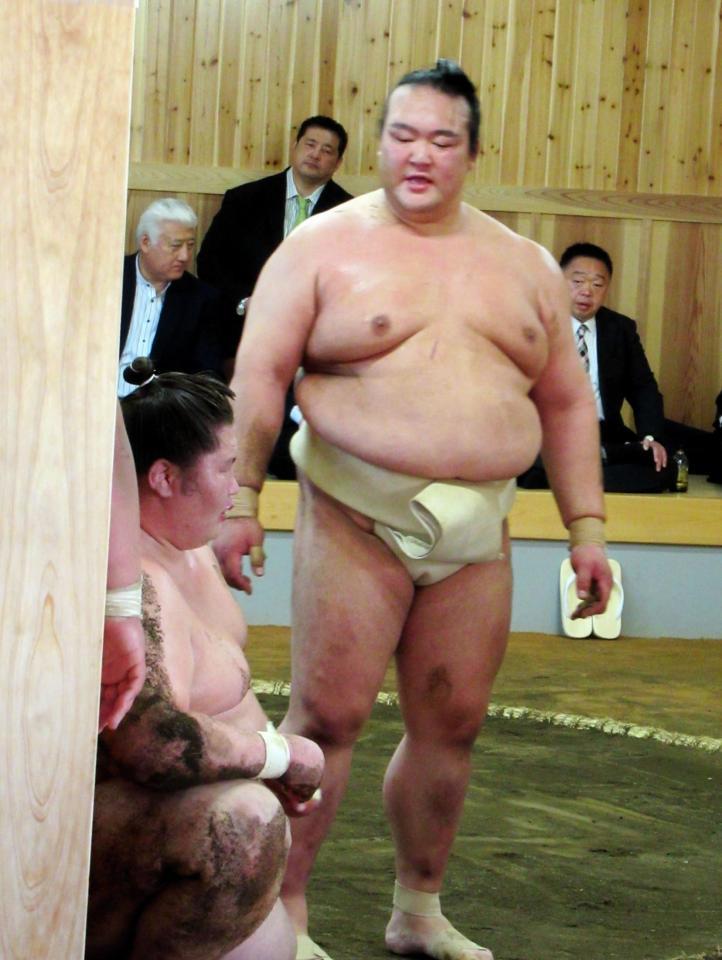 逸ノ城（左）のぶつかり稽古に胸を出した稀勢の里
