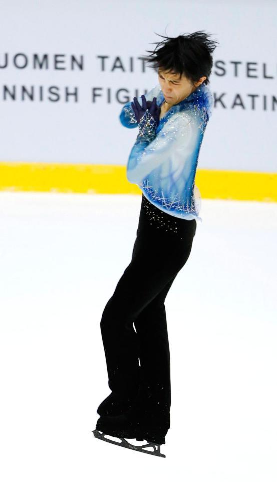 演技する羽生結弦＝ヘルシンキ（共同）