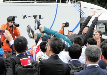 胴上げされる青学大・原晋監督＝伊勢神宮