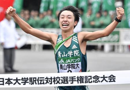 　全日本大学駅伝でゴールする青学大のアンカー・梶谷瑠哉。２年ぶり２度目の優勝を果たした＝伊勢神宮