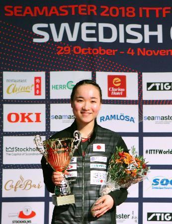 　卓球のスウェーデン・オープン女子シングルスで優勝し笑顔の伊藤美誠＝ストックホルム（ＩＴＴＦ提供・共同）