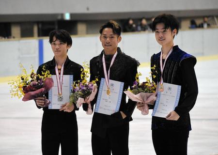　西日本選手権を制した高橋大輔（中央）、左は２位の友野一希、右は３位の中村優（撮影・國島紗希）