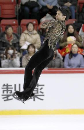 　ジャンプする羽生結弦。フリー、合計ともにルール改正後の世界最高得点となり、優勝した（共同）