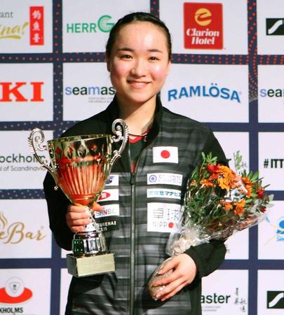 　卓球のスウェーデン・オープン女子シングルスで優勝し笑顔の伊藤美誠（ＩＴＴＦ提供・共同）