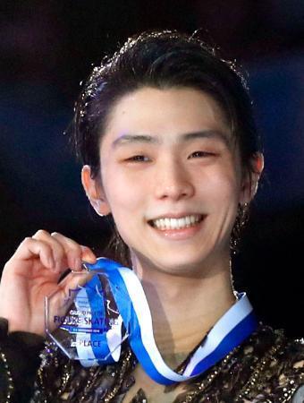 　フィギュアスケートのＧＰシリーズ第３戦、フィンランド大会で優勝しメダルを手に笑顔の羽生結弦。フリー、合計ともにルール改正後の世界最高得点をマークした＝４日、ヘルシンキ（共同）