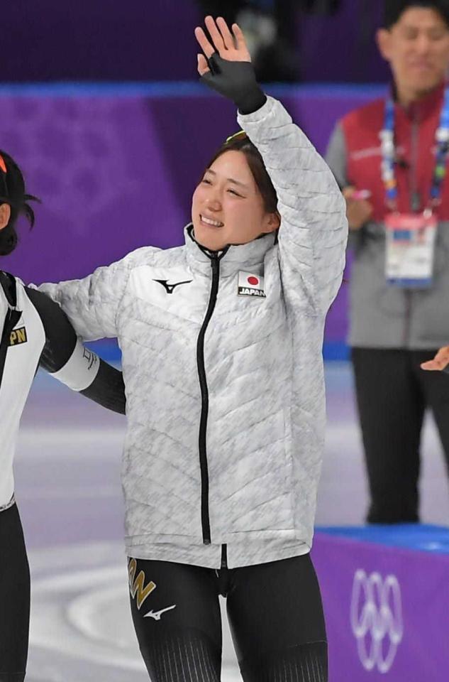 　平昌五輪で金メダルに輝き、声援に応える菊池彩花