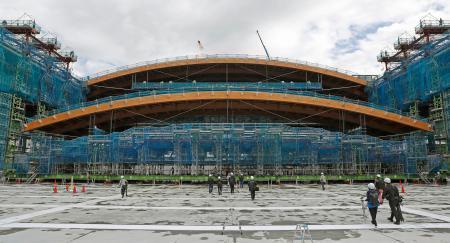 五輪体操会場の工事を公開、有明 世界最大規模の木製屋根